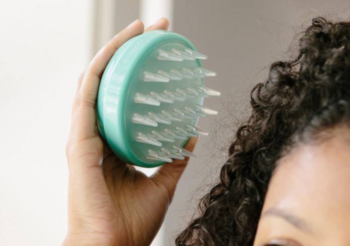 Accessoire pour cheveux : la brosse de massage cuir cheveu Vitagoods